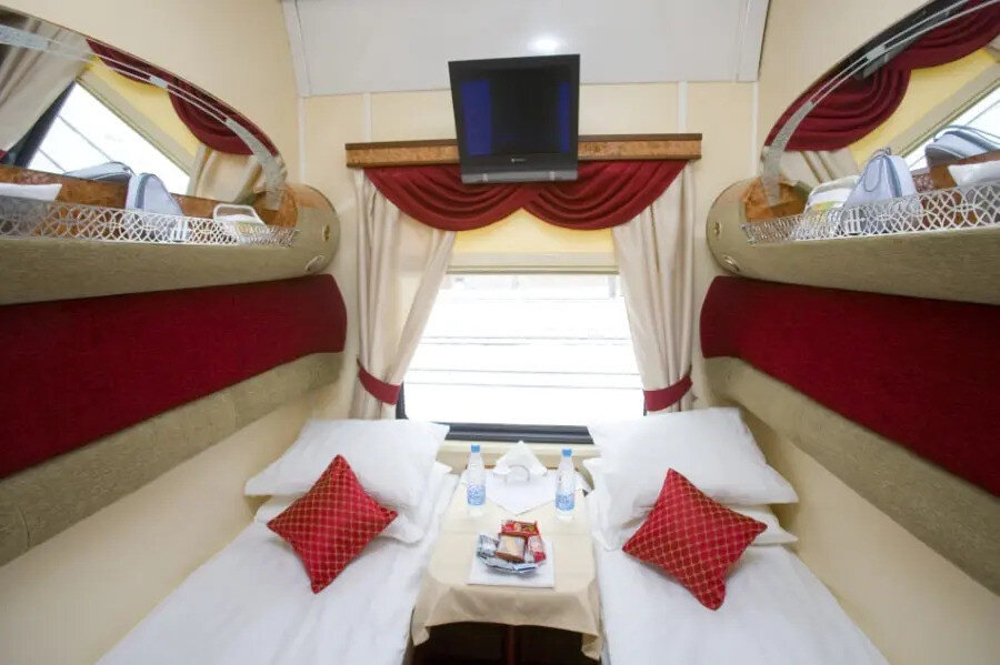 Trans Sibirya Ekspresi, rota boyunca standart bir tren kompartmanının yanı sıra lüks vagonların içinde özel yataklarda kalmak gibi konforlu seçenekler de sunuyor.