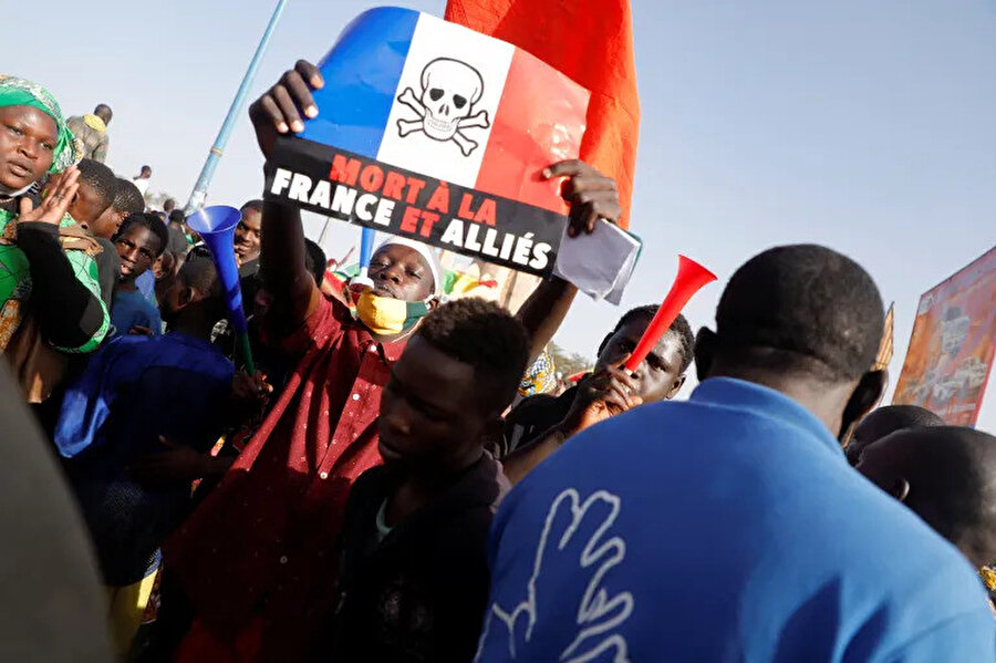 Eski Fransız sömürgesi olan Mali, bağımsızlığını kazandığı 1960'tan bu yana Fransızcayı resmî dil olarak kullanıyordu.