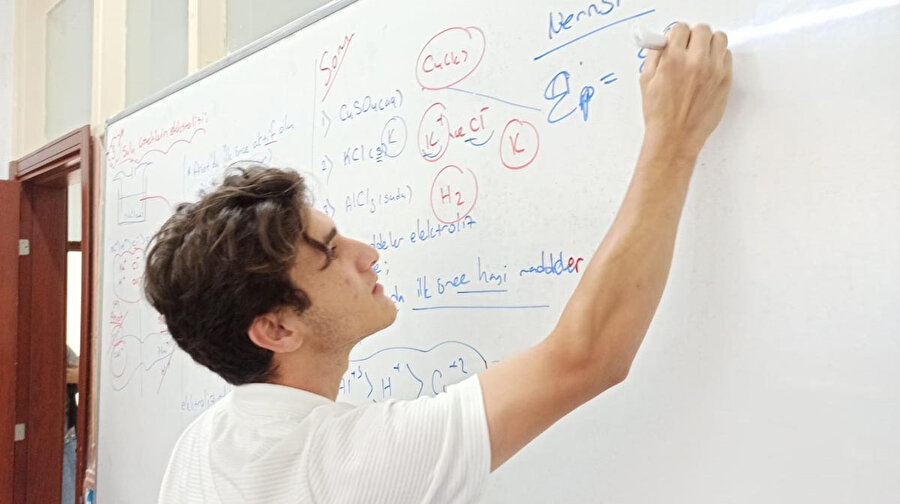 Çadırda hazırlandı: Üniversite sınavında Türkiye 18'incisi oldu