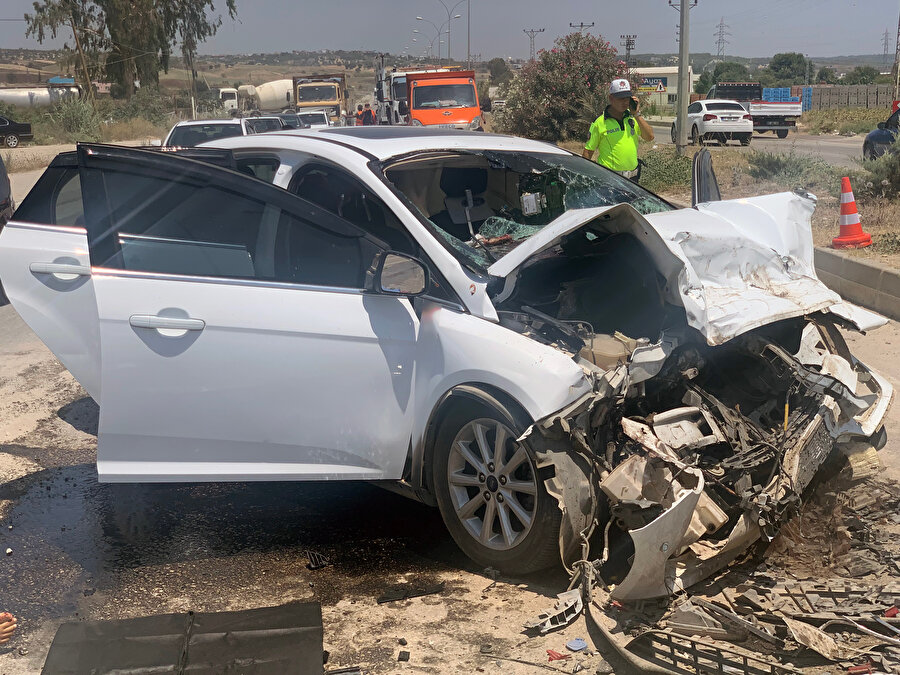 Otomobil, yol süpürme aracına çarptı: Anne öldü, üç çocuğu yaralandı