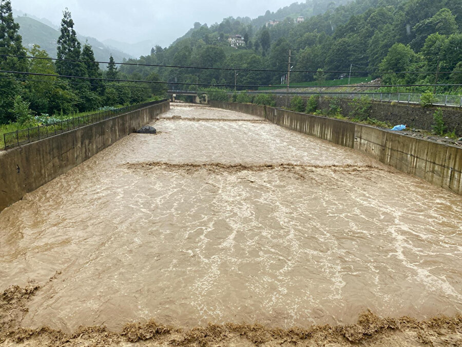 Rize'de sağanak: Derelerin su seviyesi yükseldi
