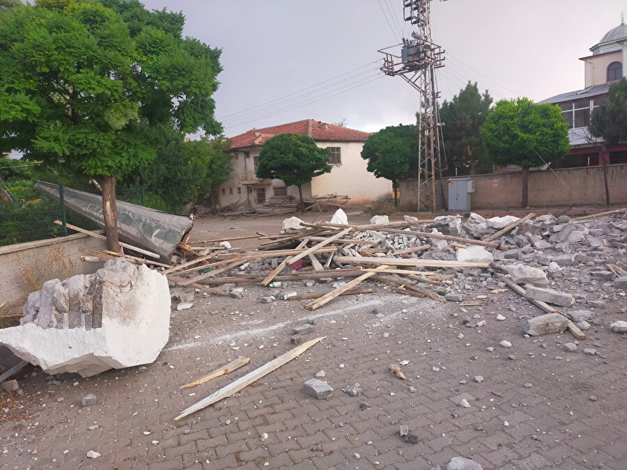 Kırıkkale'de fırtına caminin minaresini yıktı