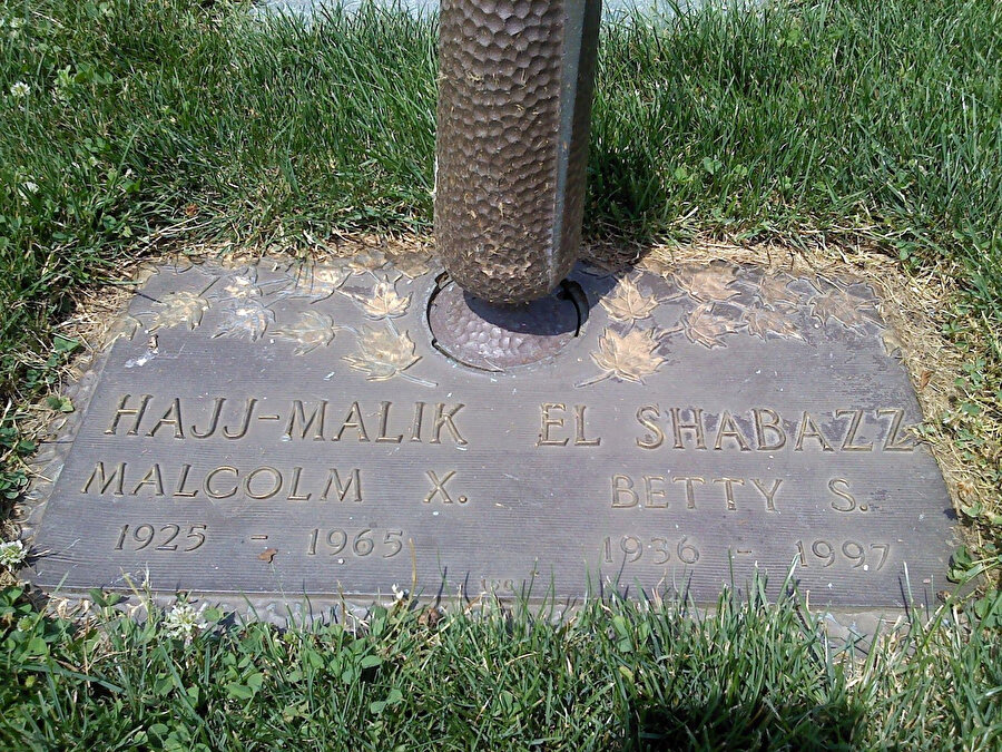 Malcolm X'in kabri, New York Ferncliff Mezarlığı'nda bulunuyor.