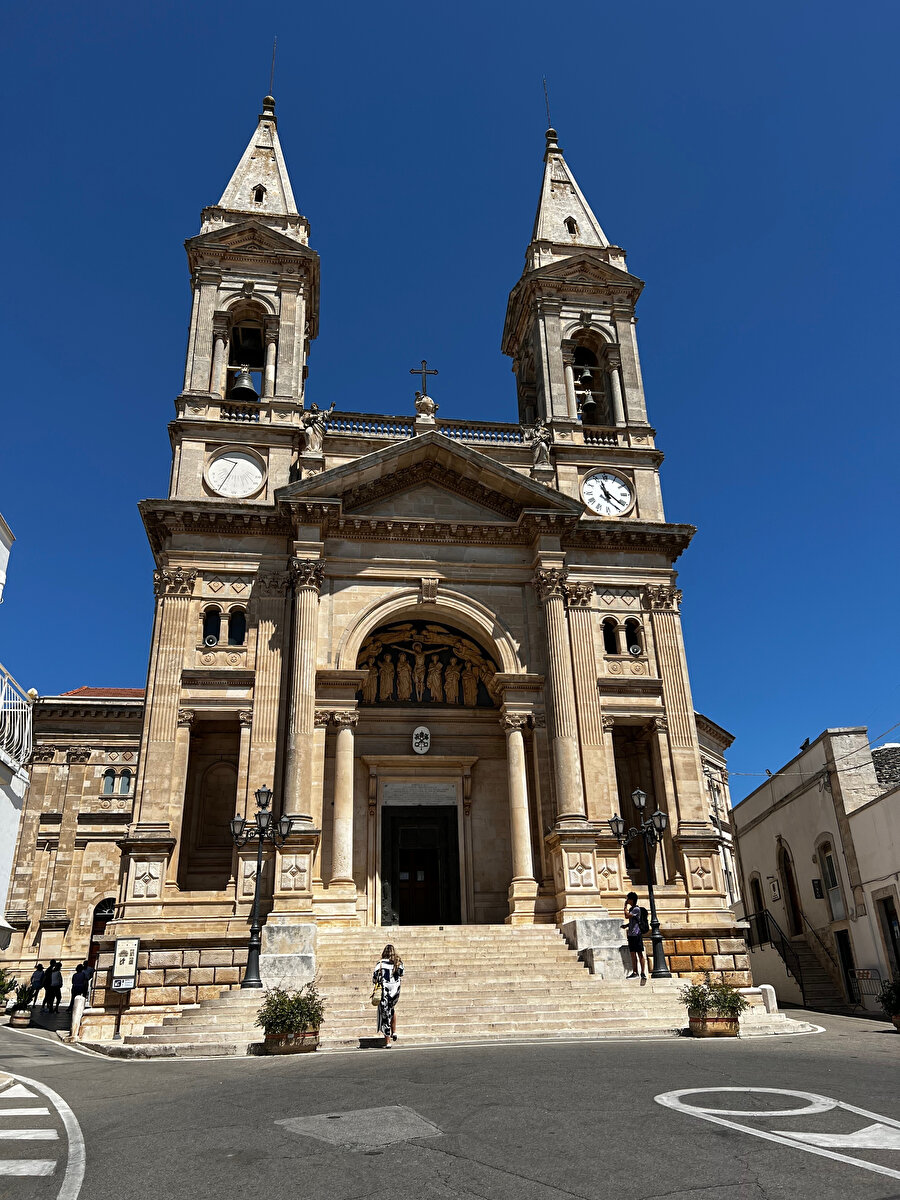 Parrocchia Santuario Basilica S.S. Cosma E Damiano, Alberobello’da bu görseldeki bazalika dışında neredeyse tüm yapıların Trulli tipinde inşa edildiği görülüyor. Selcen Kürklü