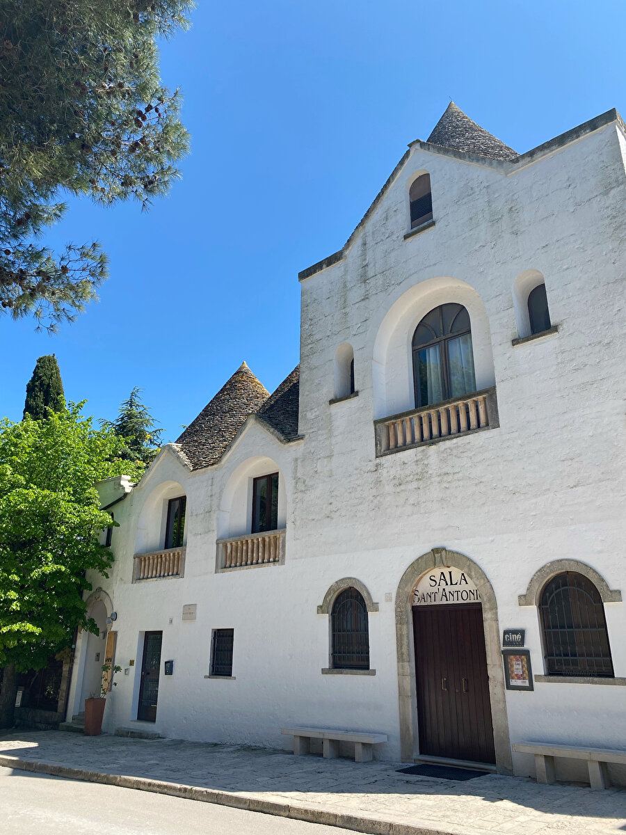Bari, Alberobello, Sant’Antonio Kilisesi (Parrocchia Sant'Antonio di Padova) 