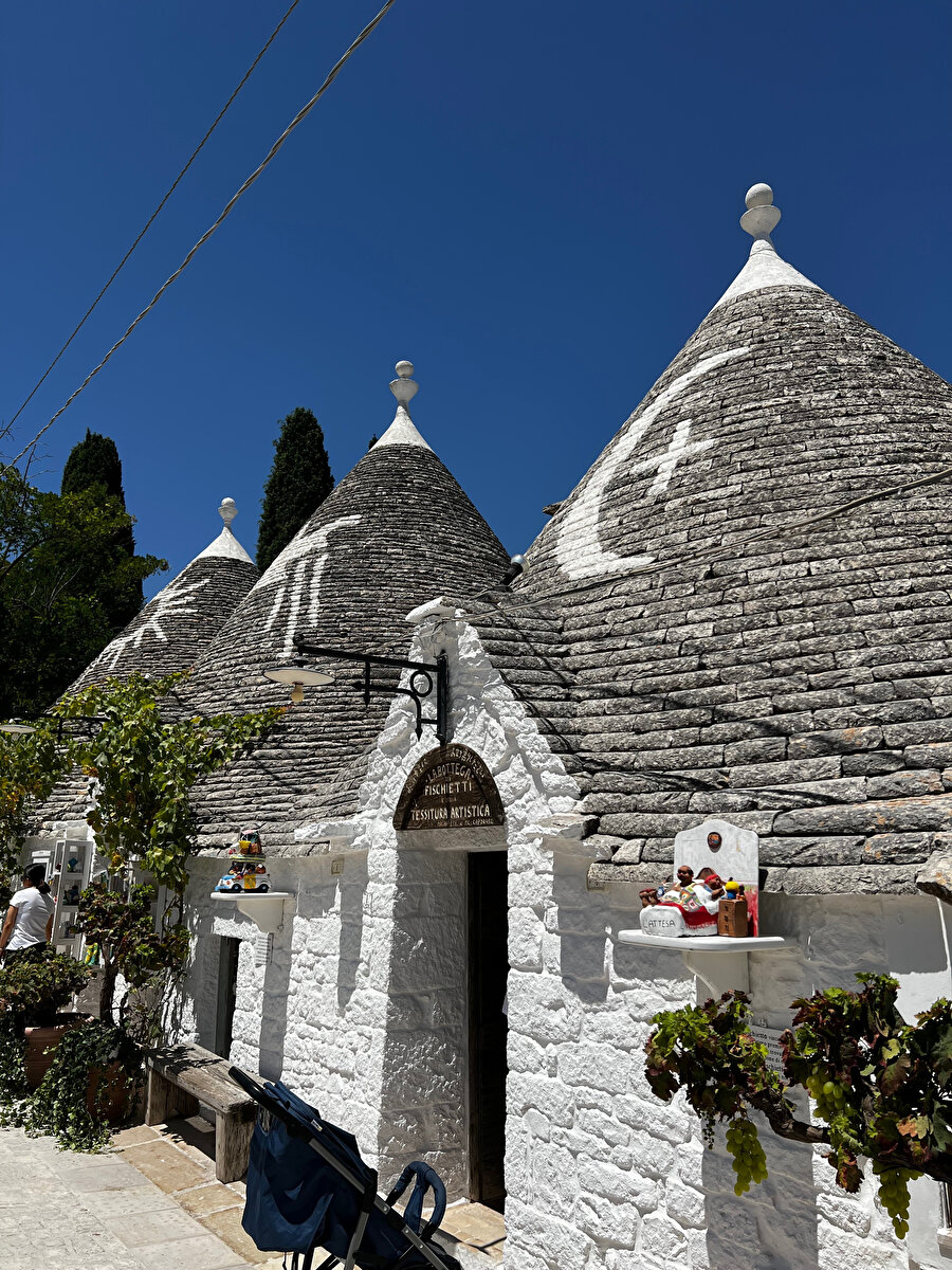 İtalya, Bari, Alberobello’daki Trulli tipi bazı yapıların çatılarında, ev sahibinin sosyal sınıfını niteleyen veya evi kötülüklerden koruyan dini bir anlam taşıyan semboller yer alıyor. 