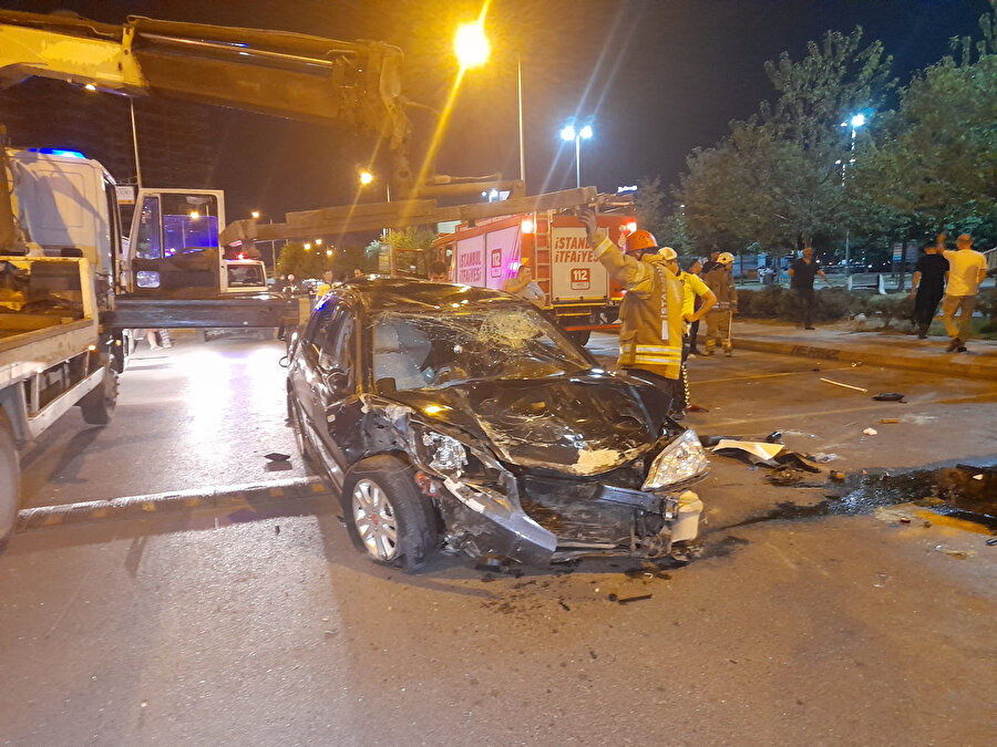 Üç araca çarpan otomobil takla attı: 4 yaralı