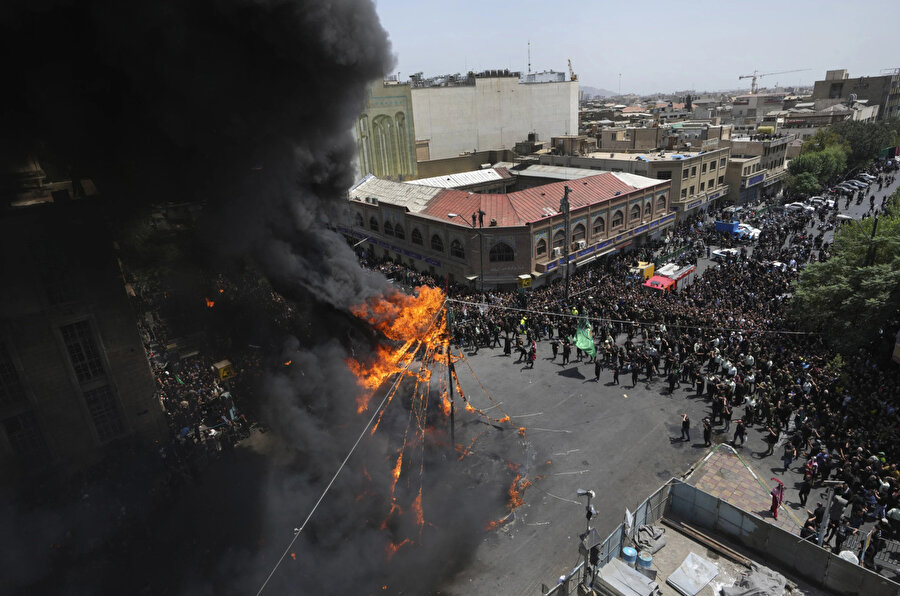 Şiî Müslümanlar, 28 Temmuz 2023 Cuma günü İran'ın Tahran kentinde Kerbelâ Savaşı'nın yeniden canlandırılması sırasında bir çadır yaktı.