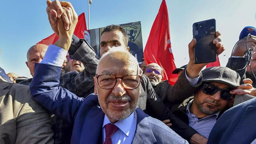 17 Nisan’da iftar sonrası evine düzenlenen baskınla gözaltına alınan Gannuşi'nin cezası, Tunus'ta Cumhurbaşkanı Kays Said'i eleştirenleri devlet güvenliğine karşı bir komplonun parçası olmakla suçlayan bir kampanya sırasında geldi.