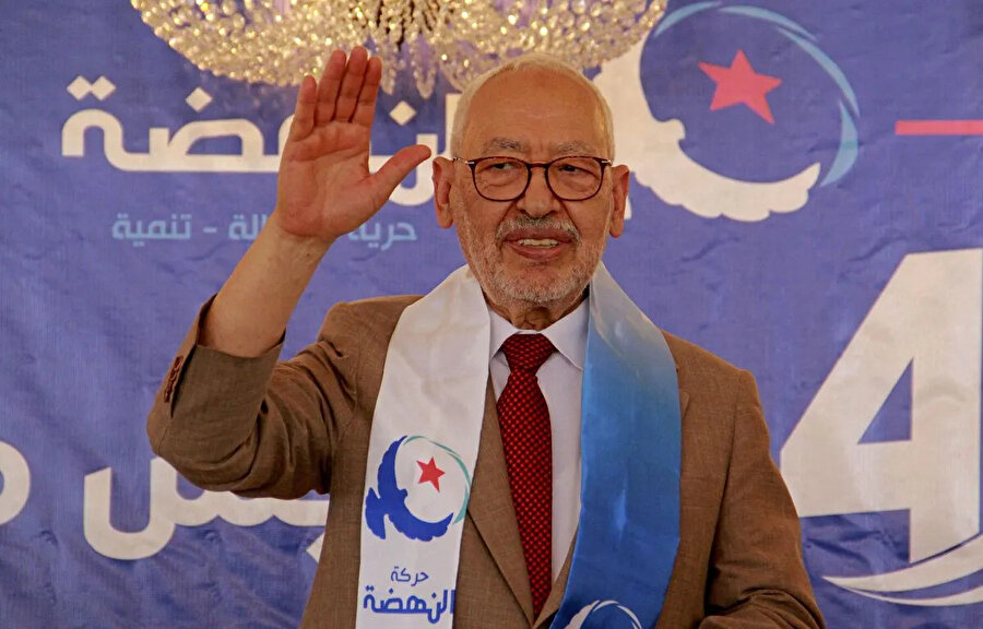 Gannuşi'nin liderliğini yaptığı Nahda Partisi, Said tarafından feshedilmeden ve hükümeti devirmeden önce, Tunus Meclisi'ndeki en büyük partiydi; Gannuşi de meclis başkanı olarak görev yapıyordu.