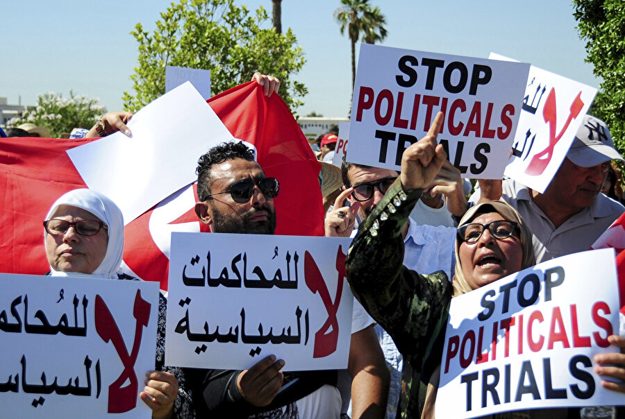 Siyasiler, akademisyenler ve aktivistlerin yanı sıra halk da, sık sık, Nahda partisi lideri Gannuşi'yi destekleyen protesto gösterilerinde bulunuyor.