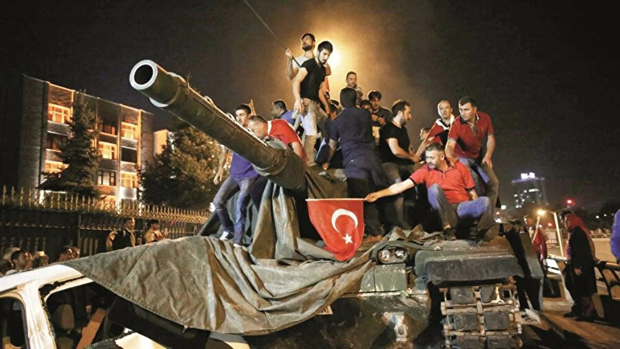 . Dolayısıyla 15 Temmuz, biz Anadolu’daki Müslüman Türkler için benzerini sıklıkla gördüğümüz bir sınavdı. Ve biz bu sınavı mutat olduğu üzere yine büyük bir başarıyla vermiş, atlatmış olduk.