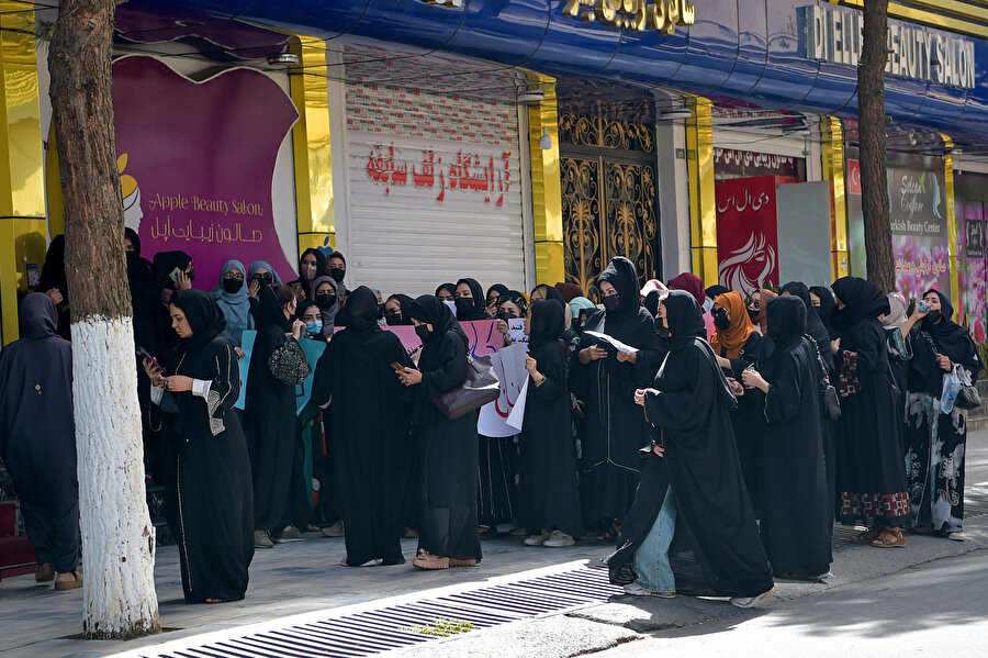 Afgan kadınlar başkent Kabil'de güzellik salonlarına getirilen yasağı protesto etti.