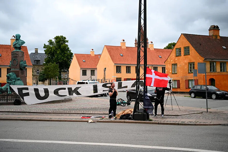 İslâm karşıtı aşırı milliyetçi Danske Patrioter (Danimarkalı Vatanseverler) grubunun üyelerinin, Kopenhag'daki Irak Büyükelçiliği önünde gerçekleştirdiği "protesto".