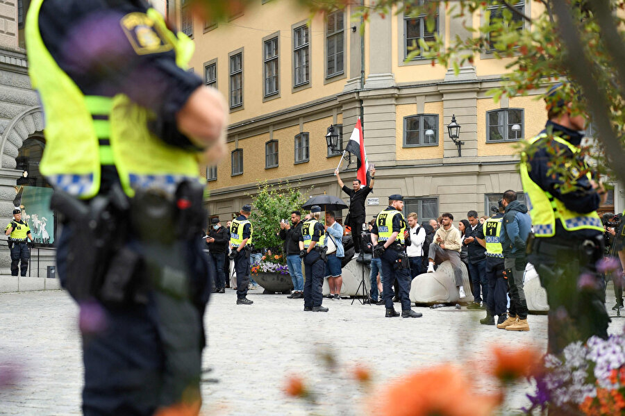 İsveç polisi, aralarında Irak bayrağı tutan bir protestocunun Stockholm'deki parlamento önünde protesto düzenlenmesi için izin vermişti, 31 Temmuz 2023.