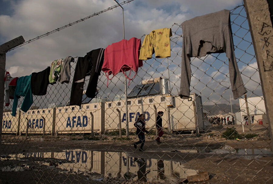 Binlerce kişi, yerinden edilmiş insanlar için kurulan kamplarda hâlâ güvencesiz koşullarda yaşıyor.