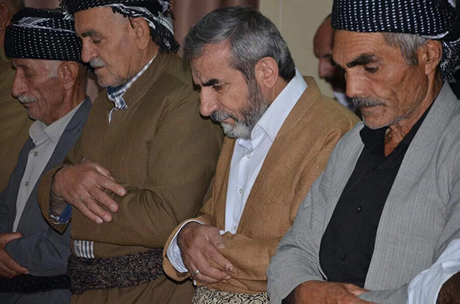 İslâm Birliği Partisi (Yekgırtu) lideri Selahaddin Muhammed Bahaeddin (ortada), namaz kılarken. 