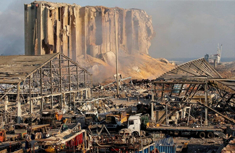 Beyrut Limanı'nda patlayıcı maddelerin bulunduğu bir depoda önce yangın çıkmış, ardından tüm kenti sarsan çok güçlü bir patlama meydana gelmişti.
