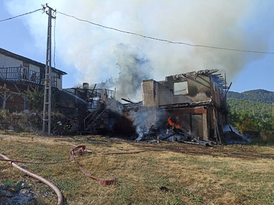 Kastamonu'da iki katlı evde yangın: Baba oğlunu kurtarırken yaralandı
