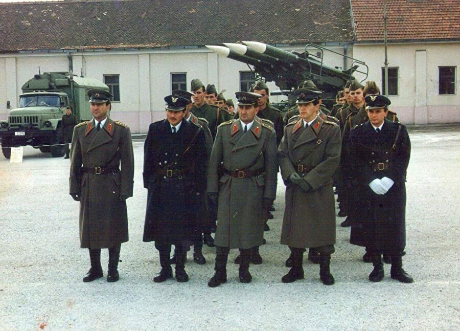 Bosna’nın bağımsızlığını kazanmasıyla beraber Yugoslavya Ordusu’ndaki görevinden istifa eden İzet Naniç, Bosna Ordusu’nda göreve başladı.
