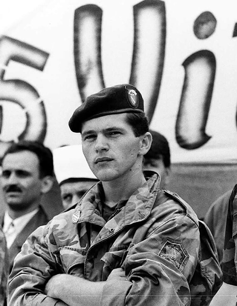 Tuğgeneral İzet Nanic, savaş zamanı erdemlerinden dolayı 1994'te "Altın Zambak" ve ölümünden sonra 1998'de "Kurtuluş Savaşı Kahramanları Nişanı" ile ödüllendirildi.