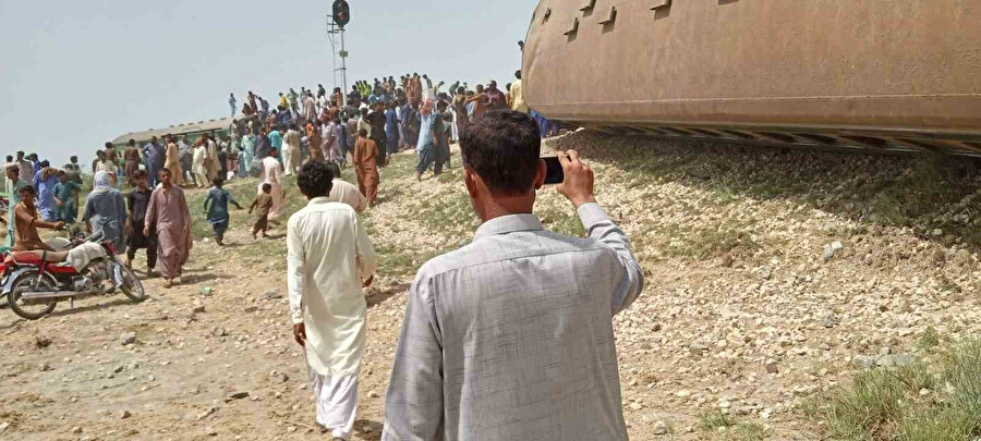 Pakistan'ın eskimiş demiryolu sisteminde sık sık kazalar ve raydan çıkmalar meydana geliyor.