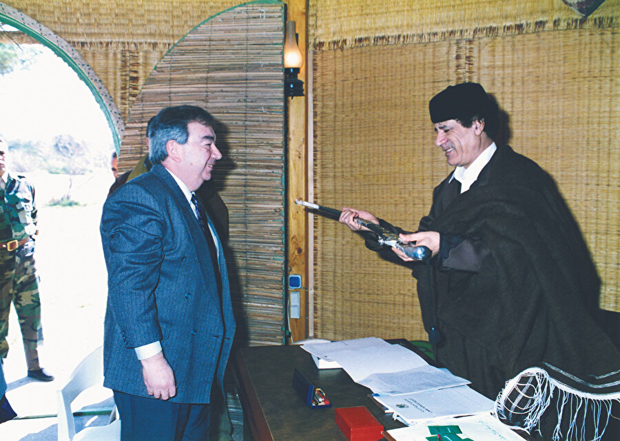 Görevi ve konumu itibariyle önemli liderler ile yakın temas kuran Primakov, Libya Devlet Başkanı Muammer Kaddafi ile birbirlerine hediye takdim ederken.