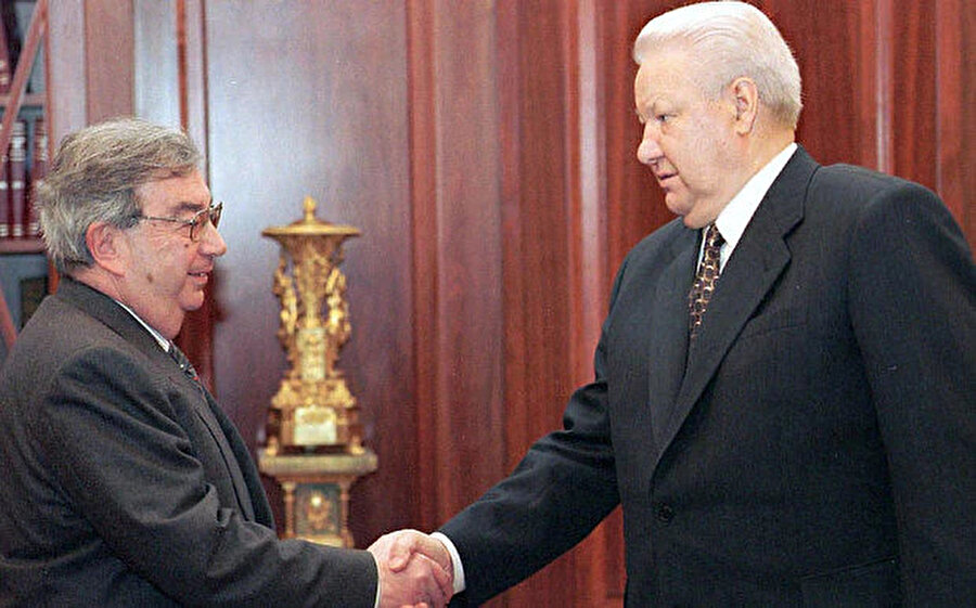 Primakov, 1999 yılında başbakanlığı sırasında Rusya Devlet Başkanı Boris Yeltsin ile görüşme gerçekleştirirken.
