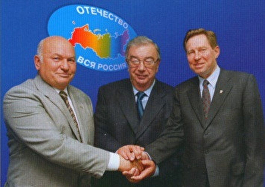 Primakov, Moskova Belediye Başkanı Yuri Lujkov (sol) ve St. Petersburg Belediye Başkanı Vladimir Yakovlev, Anavatan-Bütün Rusya Partisi'nin önde gelen isimleriydi.