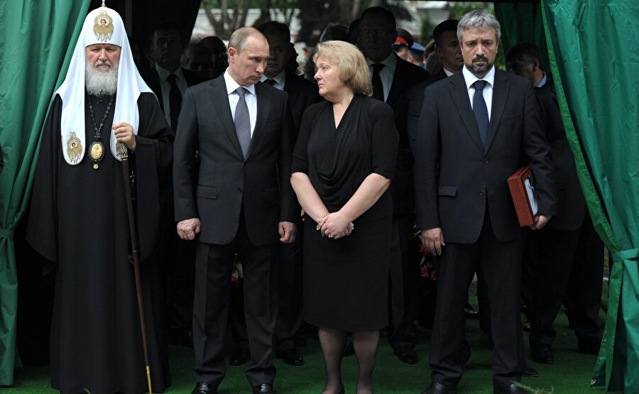 26 Haziran 2015'te 85 yaşında vefat eden Primakov’un cenaze töreni. Soldan sağa: Rus Ortodoks Kilisesi Patriği Kirill, Devlet Başkanı Vladimir Putin, Primakov’un ikinci eşi Irina ve torunu Yevgeni Sandro.