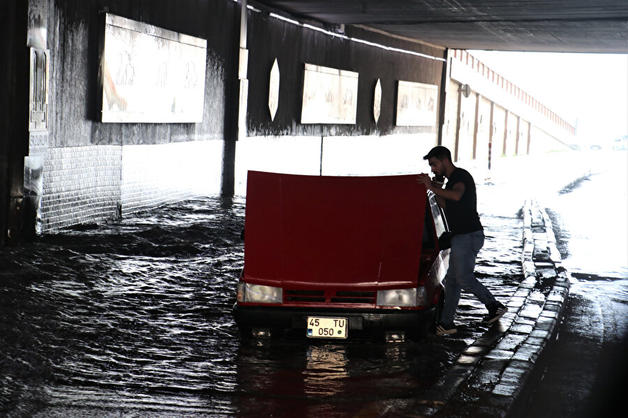 Erzurum'da sağanak: Yollar göle döndü