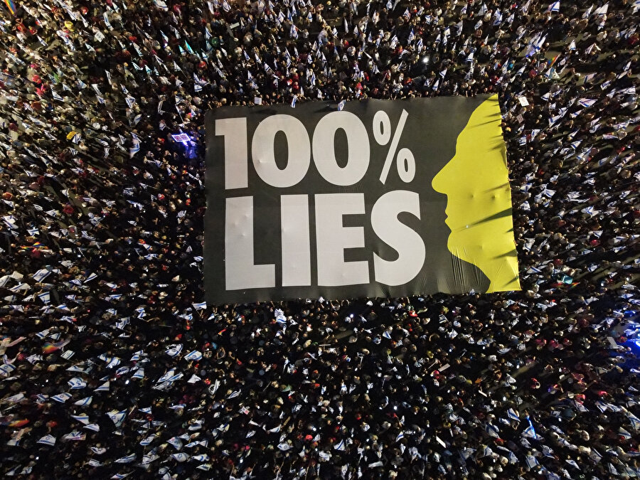 İsrailliler yine sokaklara döküldü: Göstericilerin açtığı pankart dikkati çekti