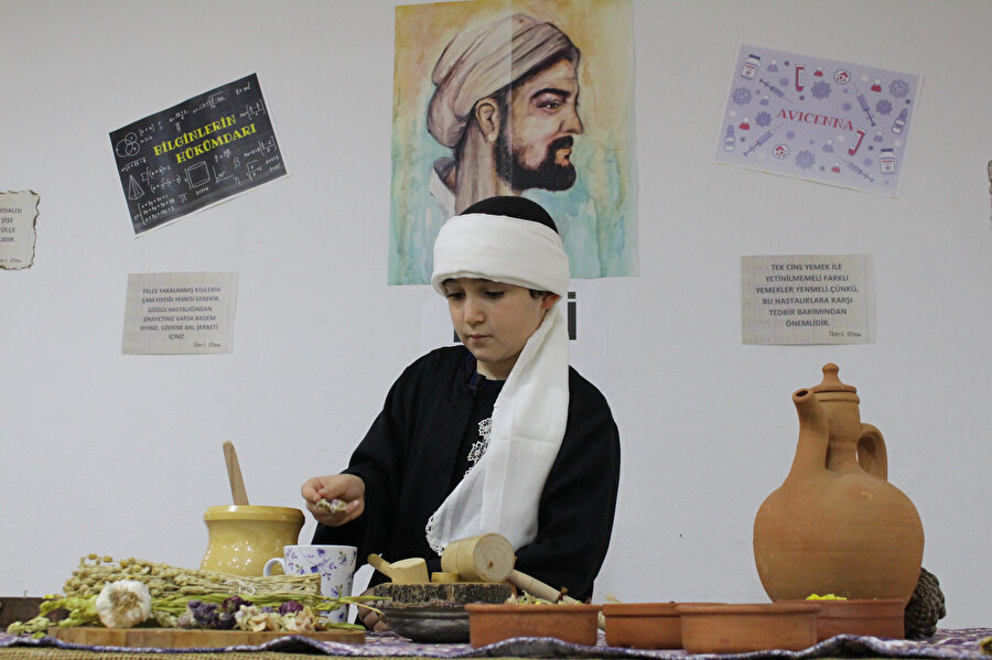 Nurettin Topçu’nun ifadesiyle “Edineceği bilgileri seçmeyip her görüp işittiğini öğrenen insanın bütün bilgileri faydasız ve değersizdir.”