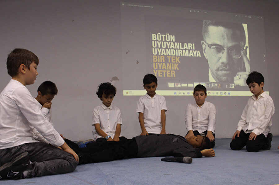 Seçtikleri alanlarda yeterli sayıya ulaştıklarında alanında uzman hocalardan ders alıyorlar.