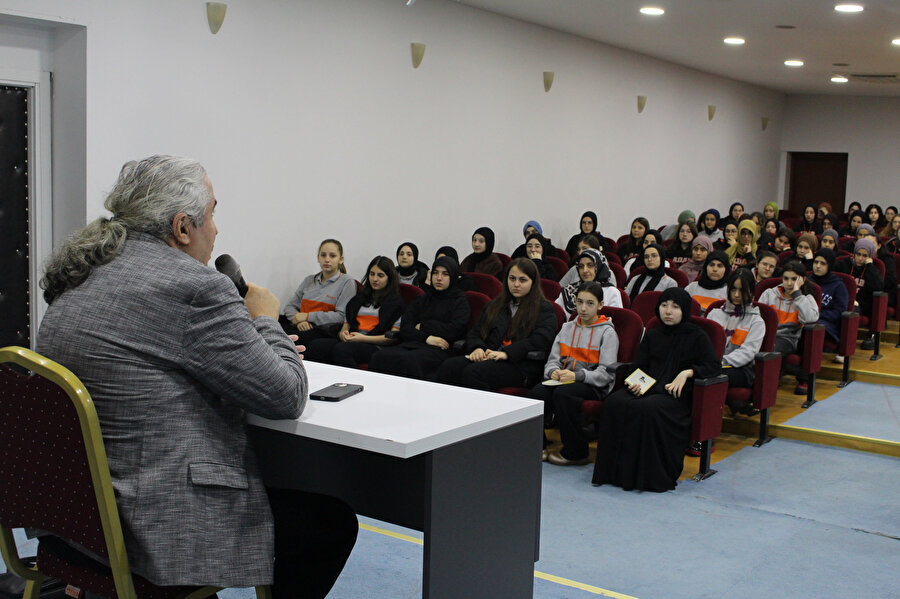 Öğrencisi, öğretmeni ve velisi ile hep birlikte kendimizi yetiştirebileceğimiz öğrenme ortamları kurmanın gayreti içerisindeyiz.