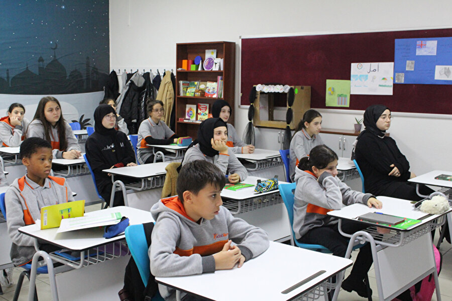 Sözleşmede kitap okuma gruplarından okul kurallarına, sitemimizde ne varsa hepsi yazılıdır. Çocuk bunları okur hem kendi hem babası imzalar. İmzalamak istemeyen de okula kaydını yaptıramaz.