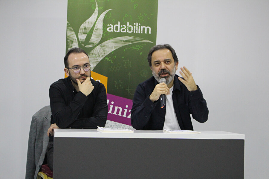 Bir ay boyunca 6-7 bin kitabın olduğu en az 7-8 yazar ağırladığımız, onlarla söyleşi yaptığımız, kitaplarını tahlil edip imzalattığımız bir program yapıyoruz.