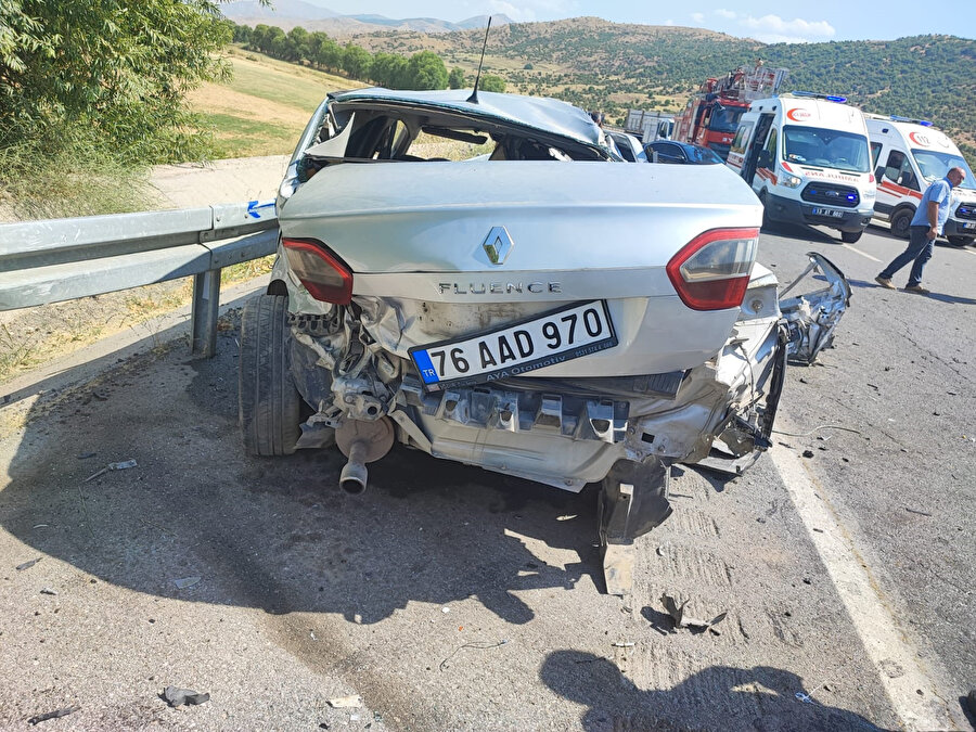 Bitlis'te otomobil ile minibüs çarpıştı: Biri ağır 5 yaralı