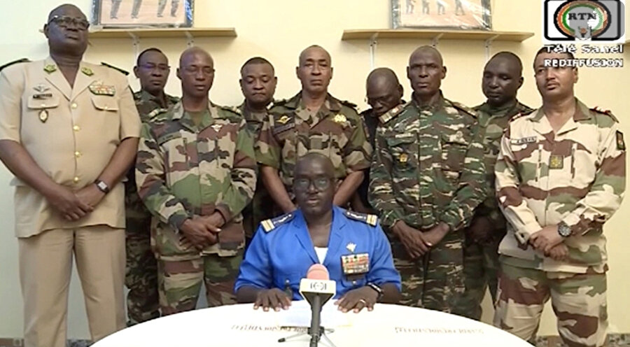 Ordu destekli hükümetler tarafından yönetilen Burkina Faso ve Mali, Nijer'e herhangi bir müdahalenin kendilerine karşı bir savaş ilanı olarak kabul edileceğini söylediler. Nijer ile uzun bir kara sınırını paylaşan Cezayir de askerî bir çözüme karşı uyarıda bulundu.
