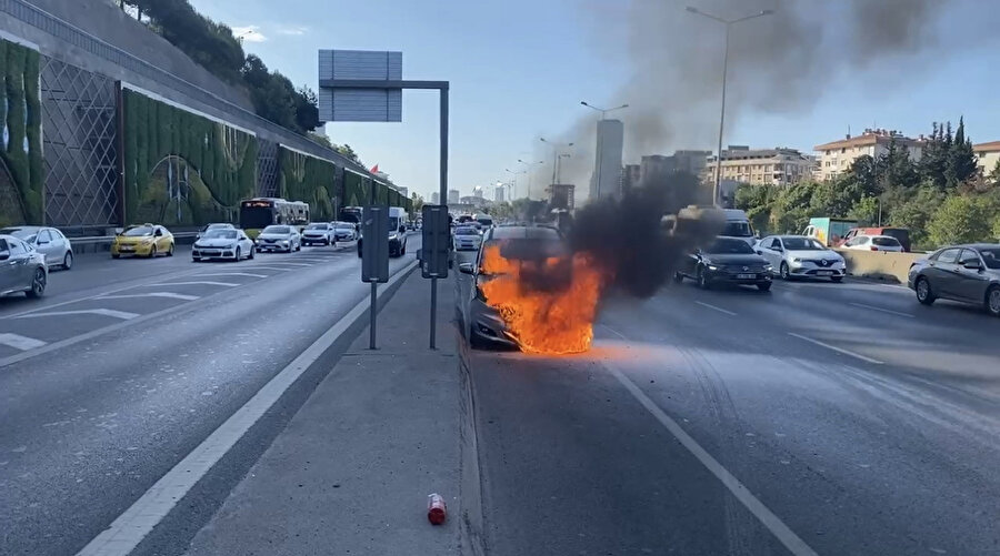 İstanbul'da araç alev alev yandı