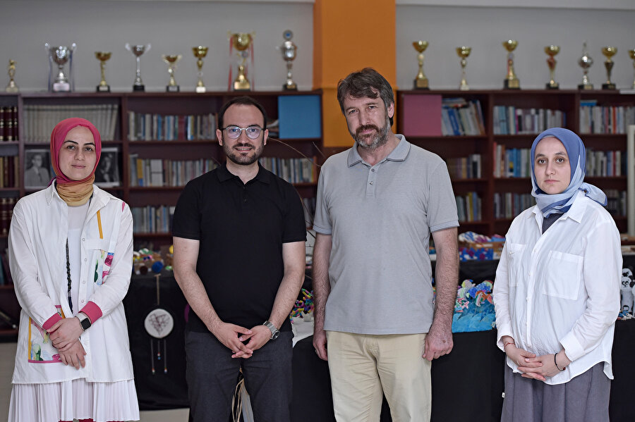 “Okullarımızı daha cazip, daha yaşanılır, daha etkili, daha yaratıcı kılmanın yolları üzerinde düşünmeliyiz. Ülkemizde bunun üzerine düşünen bir avuç kadar insan var.” dedikten yıllar sonra eğitimde tek tipleşmeye tüm zorluklara rağmen itiraz eden, yeni okullar hayal eden, yeni eğitim modelleri tasarlayan o bir grup insandan bazılarıyla tanışmış oldu. Bu dosya vesilesiyle de hepimizi bu tanışıklığına şahit tutuyor. Ben de sizi bu okulun müdürleri, öğretmenleri, öğrencileri ve mezunlarıyla yaptıkları güzel işleri anlatmaları için baş başa bırakıyorum.