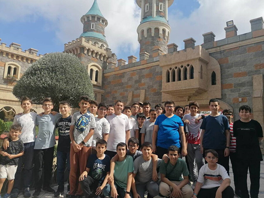 Okul dışında ise yıl boyunca Genç Gezginler ile Adım Adım Türkiye ve Adım Adım İstanbul projeleri kapsamında İstanbul’u ve Türkiye’yi geziyorlar.