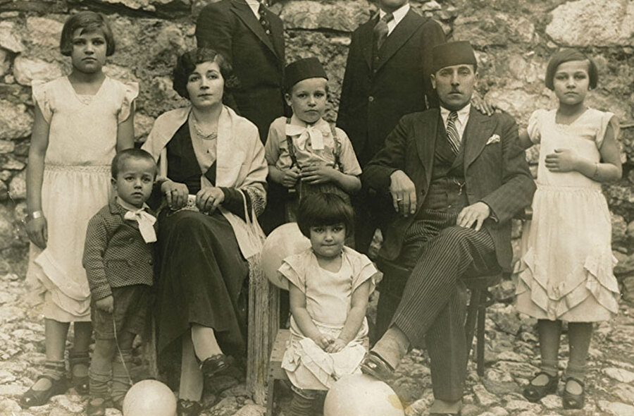 Aliya İzetbegoviç (ortada), annesi Hiba Hanımefendi, babası Mustafa Bey ve ailenin diğer üyeleriyle birlikte.