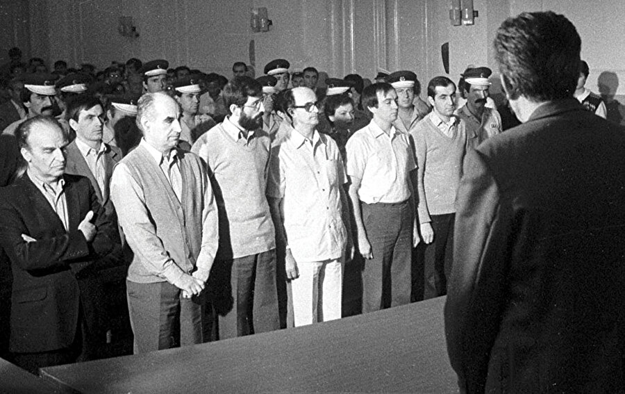 Diktatör Tito'nun Yugoslavya'sında, "Saraybosna Davası" kapsamında Genç Müslümanlar hareketinin üyelerine karşı açılan davadan bir kare. Aliya İzetbegoviç (En sol), Ömer Behmen (Aliya'nın yanında) ve diğer teşkilat üyeleri mahkemede.