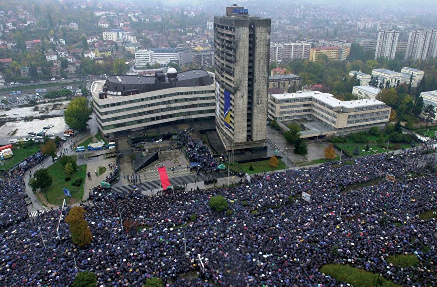 Aliya İzetbegoviç'in Saraybosna'da düzenlenen cenazesine, dünyanın dört bir yanından binlerce insan katılmıştı.
