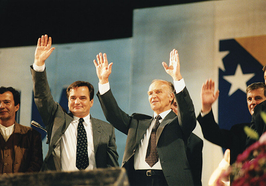 5 Aralık 1990’da yapılan seçimleri kazanan Aliya, Bosna Hersek'in ilk cumhurbaşkanı oldu. 