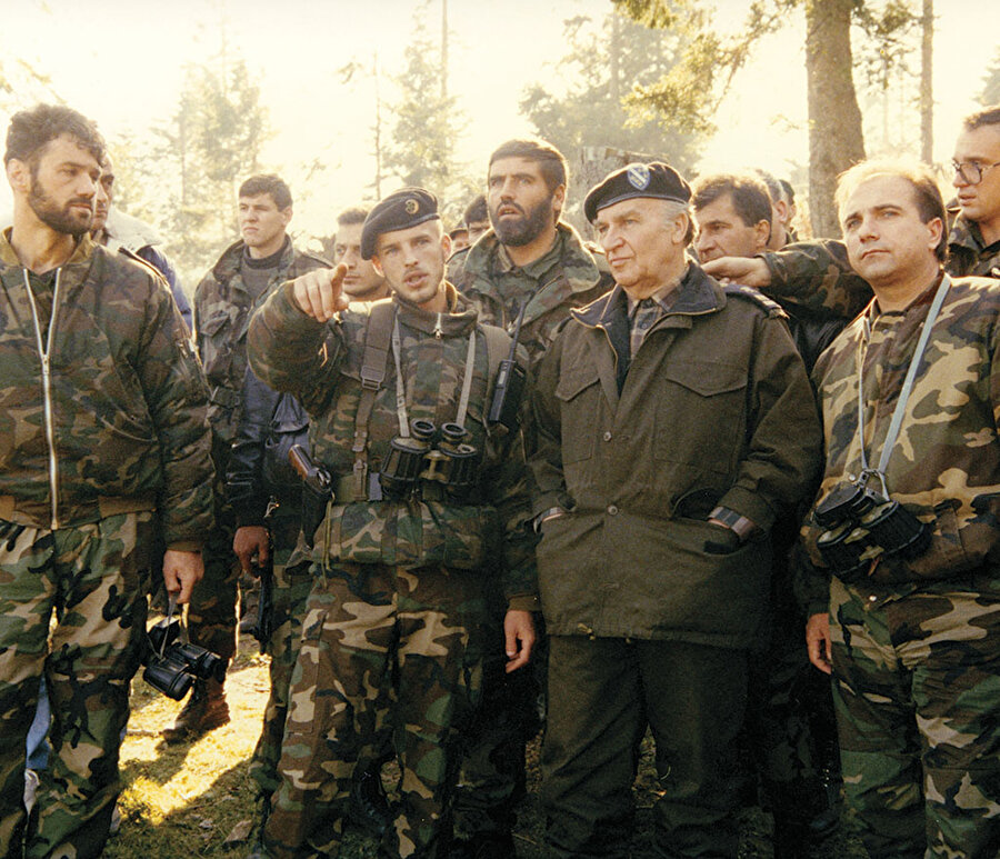 JNA ve silahlandırdığı paramiliter Sırp gruplar, referandumun ardından ülkenin farklı şehirlerinde saldırılara başlarken, İzetbegoviç, tüm Bosnalıları bu saldırılara karşı koymaya çağırdı.