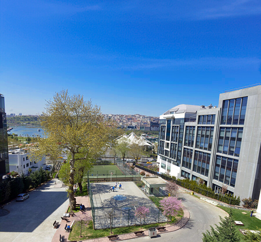 Okulun Kurucu Müdürü Mahmut Yelek ile kuruluşundan günümüze nasıl bir sistem uyguladığını, Lise Müdür Yardımcısı Cüneyt Derda Karakaya ve Ortaokul Koordinatörü Ahmet Naim Can ile yaz okulları müfredatlarını konuştuk.