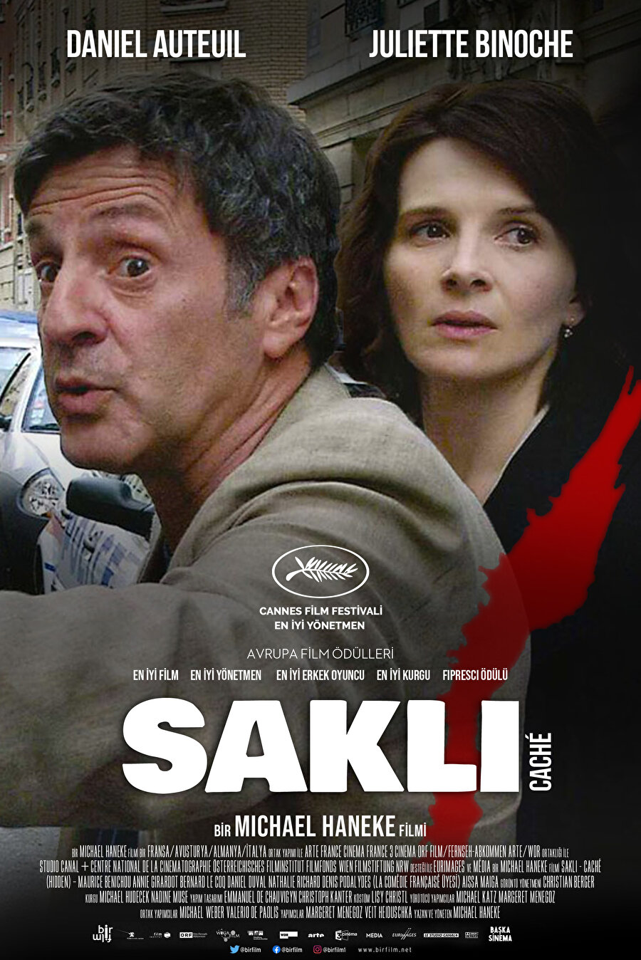 Filmin açılış sahnesi, bu ‘sorunsuz’ ailenin yaşadığı evin dışarıdan uzun uzadıya izlenilmesiyle başlıyor.