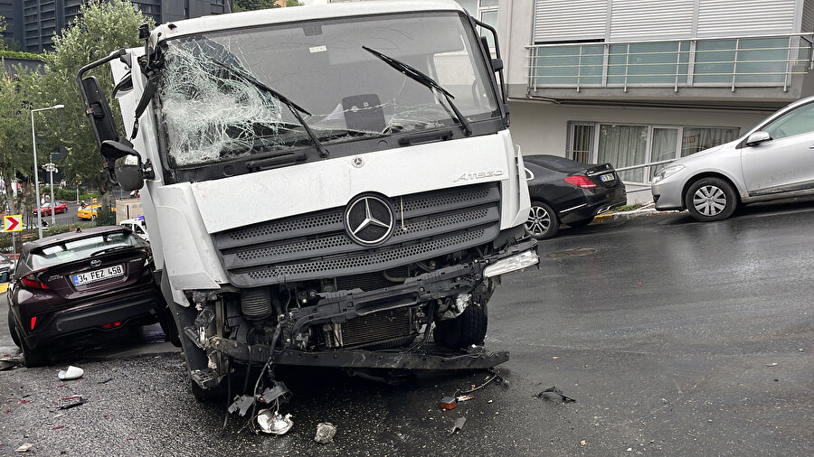 Kamyon yokuşta kaydı, 7 araca çarparak durabildi